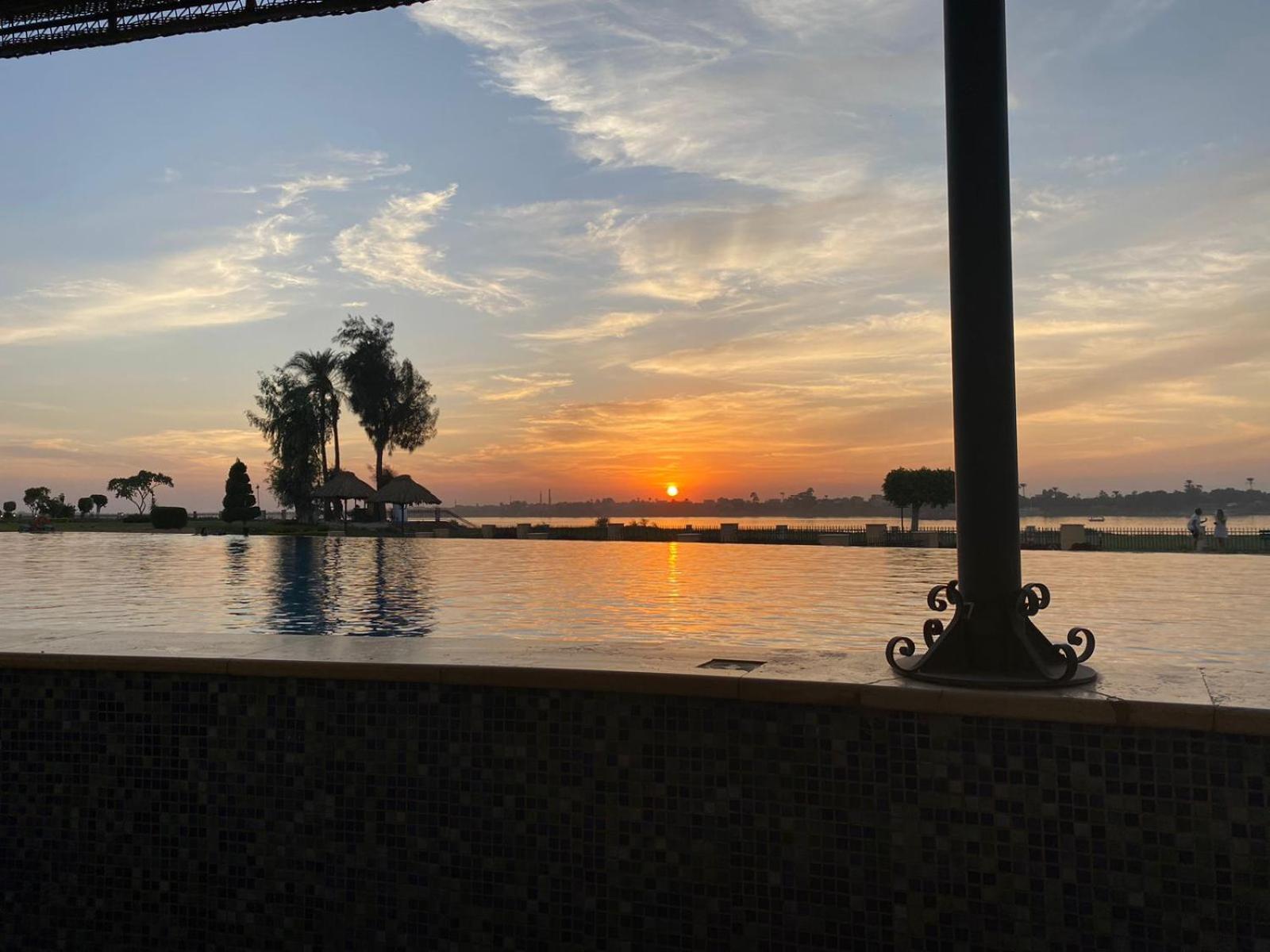 Jolie Ville Hotel & Spa Kings Island Luxor Kültér fotó Sunset at the lake