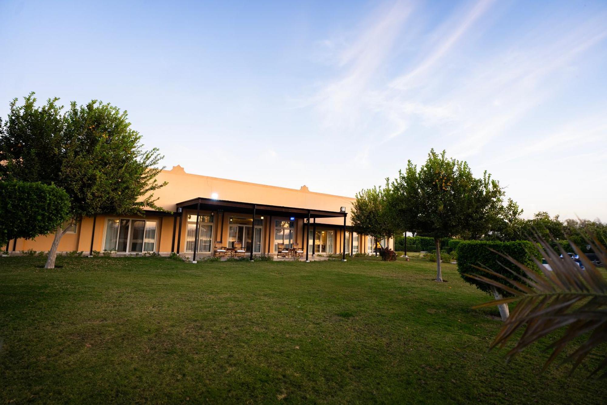 Jolie Ville Hotel & Spa Kings Island Luxor Kültér fotó The clubhouse at the club's headquarters in the village of Kfar Saba